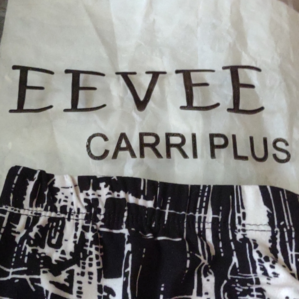 NIB EEVEE Capri Plus Abstract Print Black & White Soft Capri-Length Leggings - Picture 4 of 4